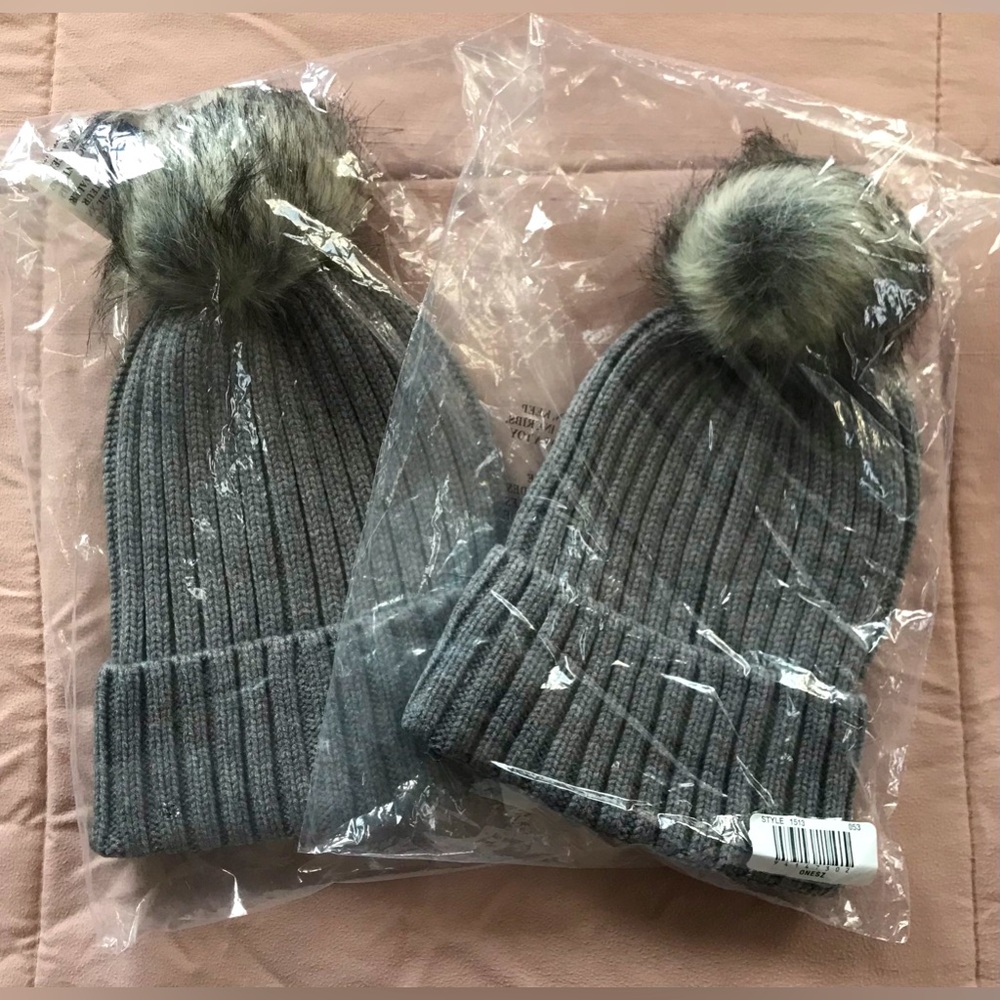 NWT Aeropostale Cuffed Gray Knit Beanie Hat with Faux Fur Pom Pom - OS - Picture 1 of 3